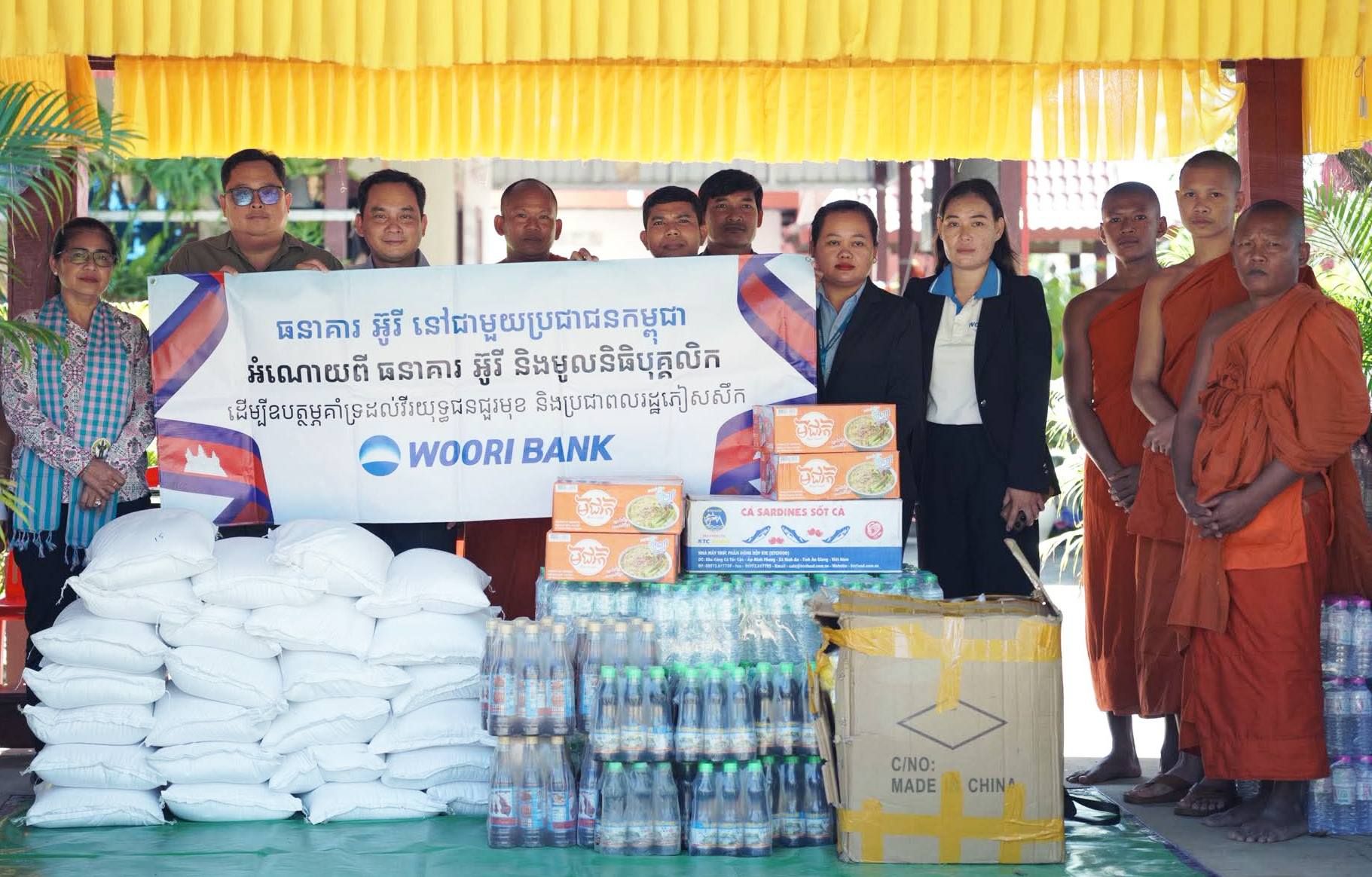 ការប្រគល់អំណោយជូនជំរុំជនភៀសសឹកតាមវត្តអារាម 2