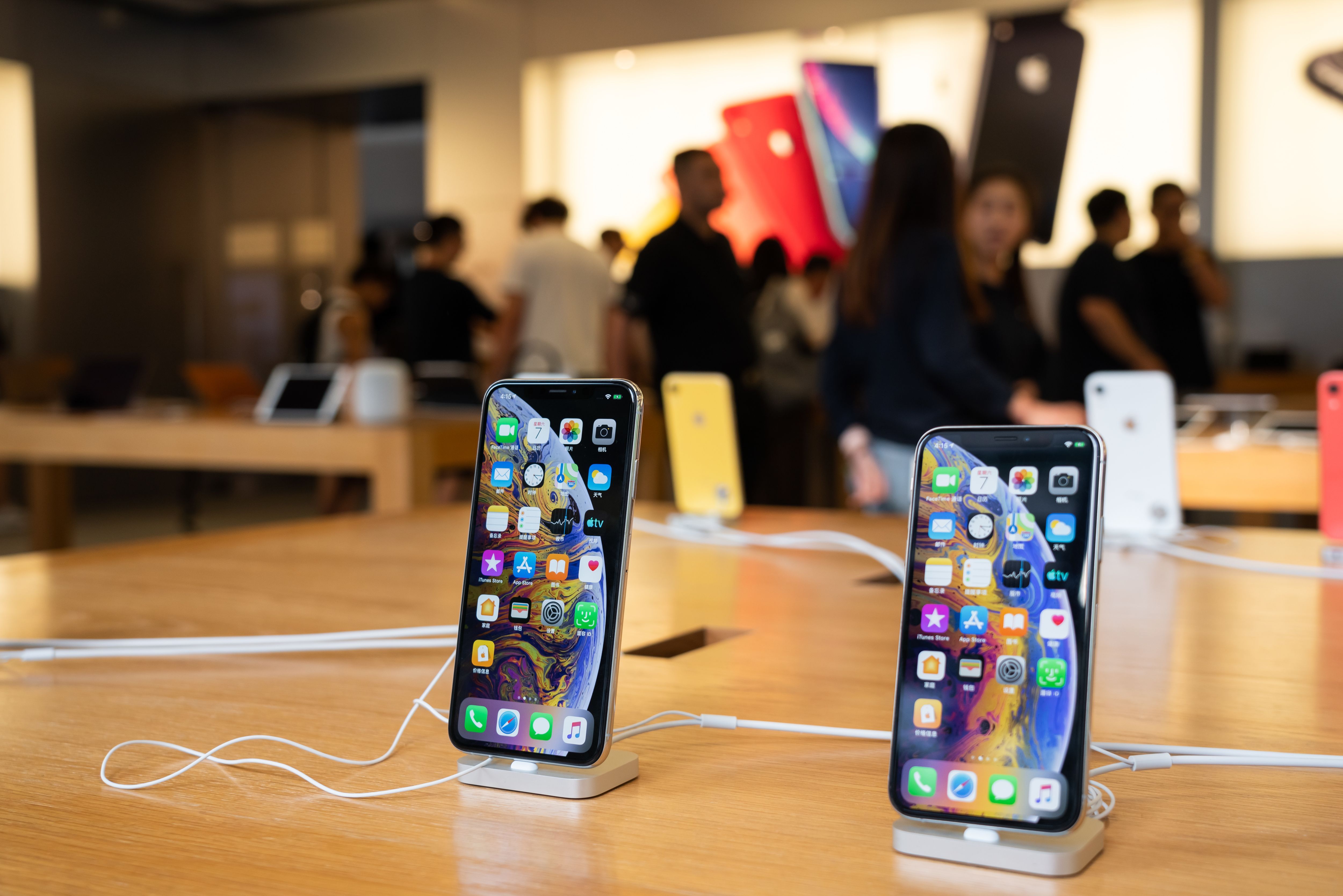 Phone Xs and iPhone Xs Max Displayed in an Apple Store in News Photo 1572977989