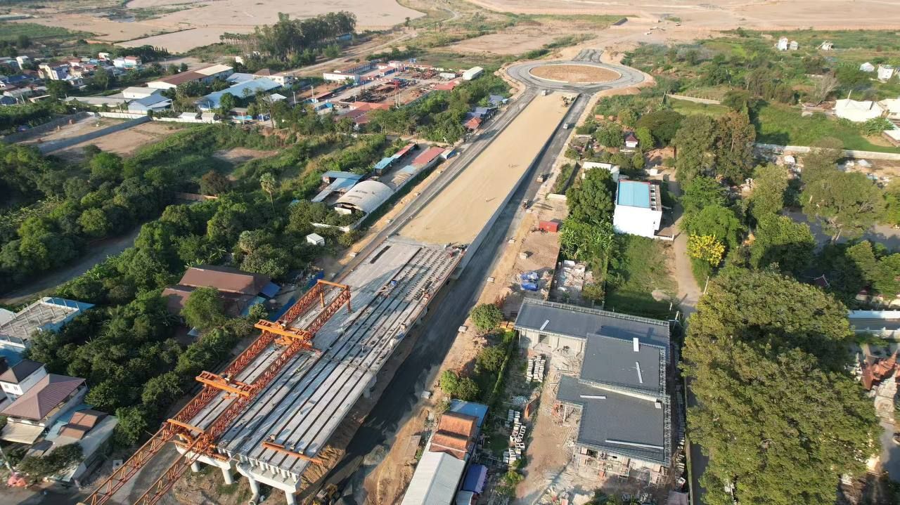 674037439 26979263561671083 3370062164527125631 N