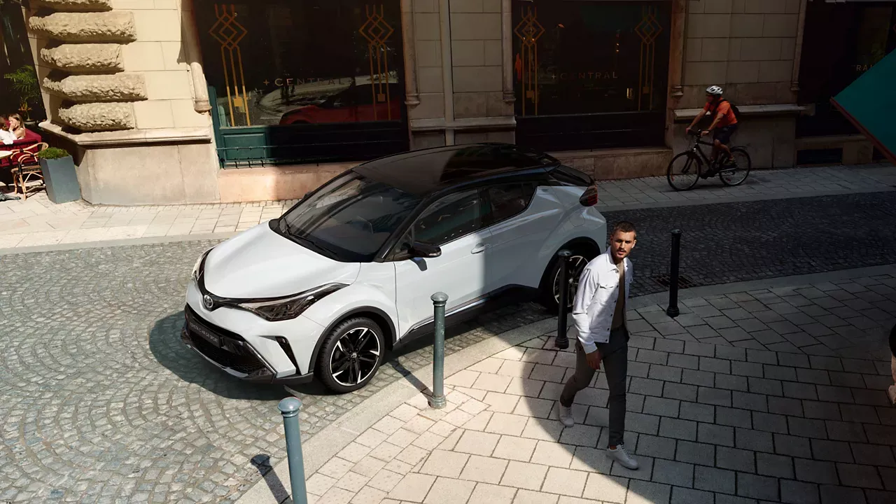 Toyota Chr Driving Through Street 1920x1080