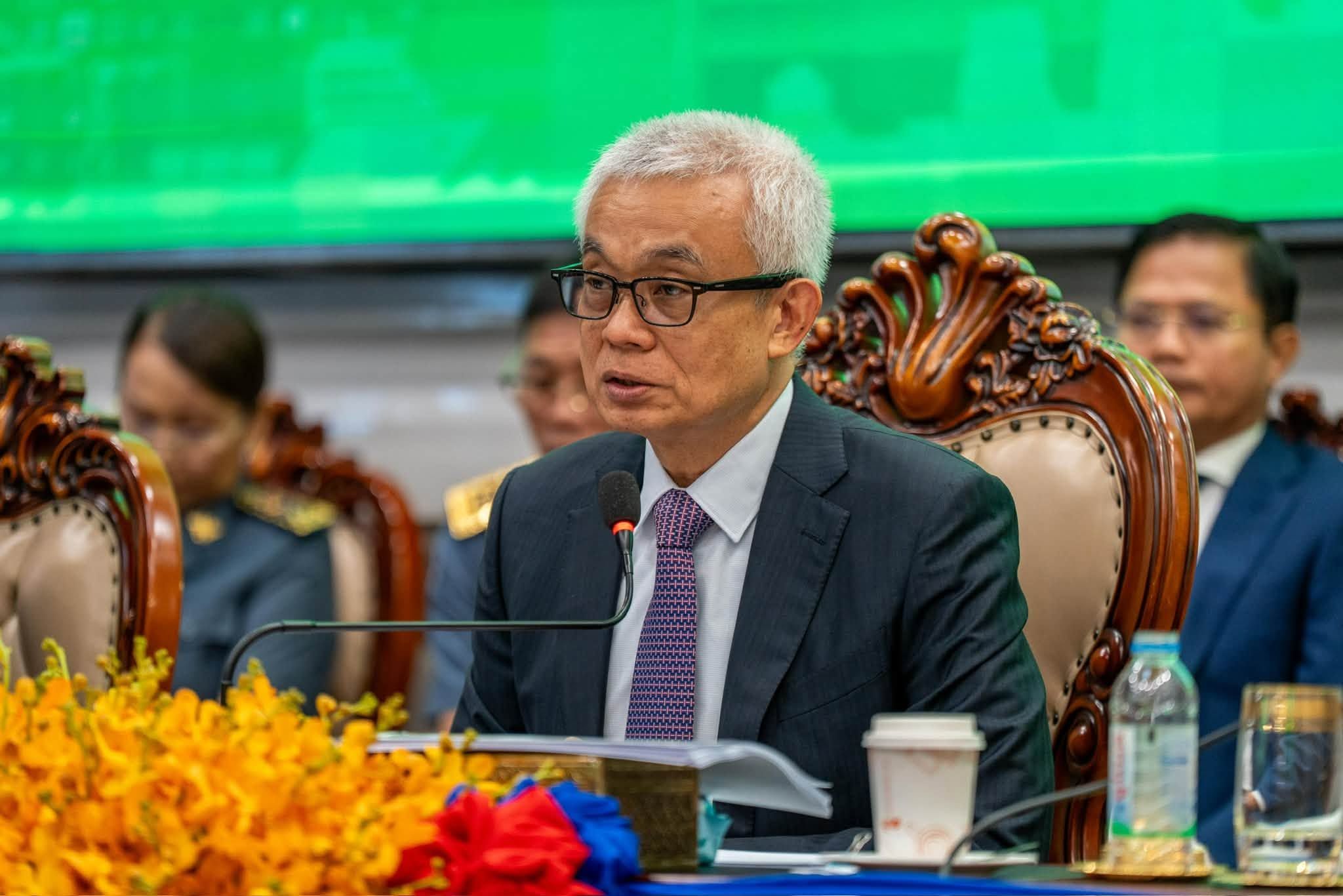 ១៨
