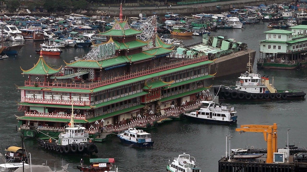 Jumbo Floating Restaurant Capsizes after Being Towed from Hong Kong Port 3