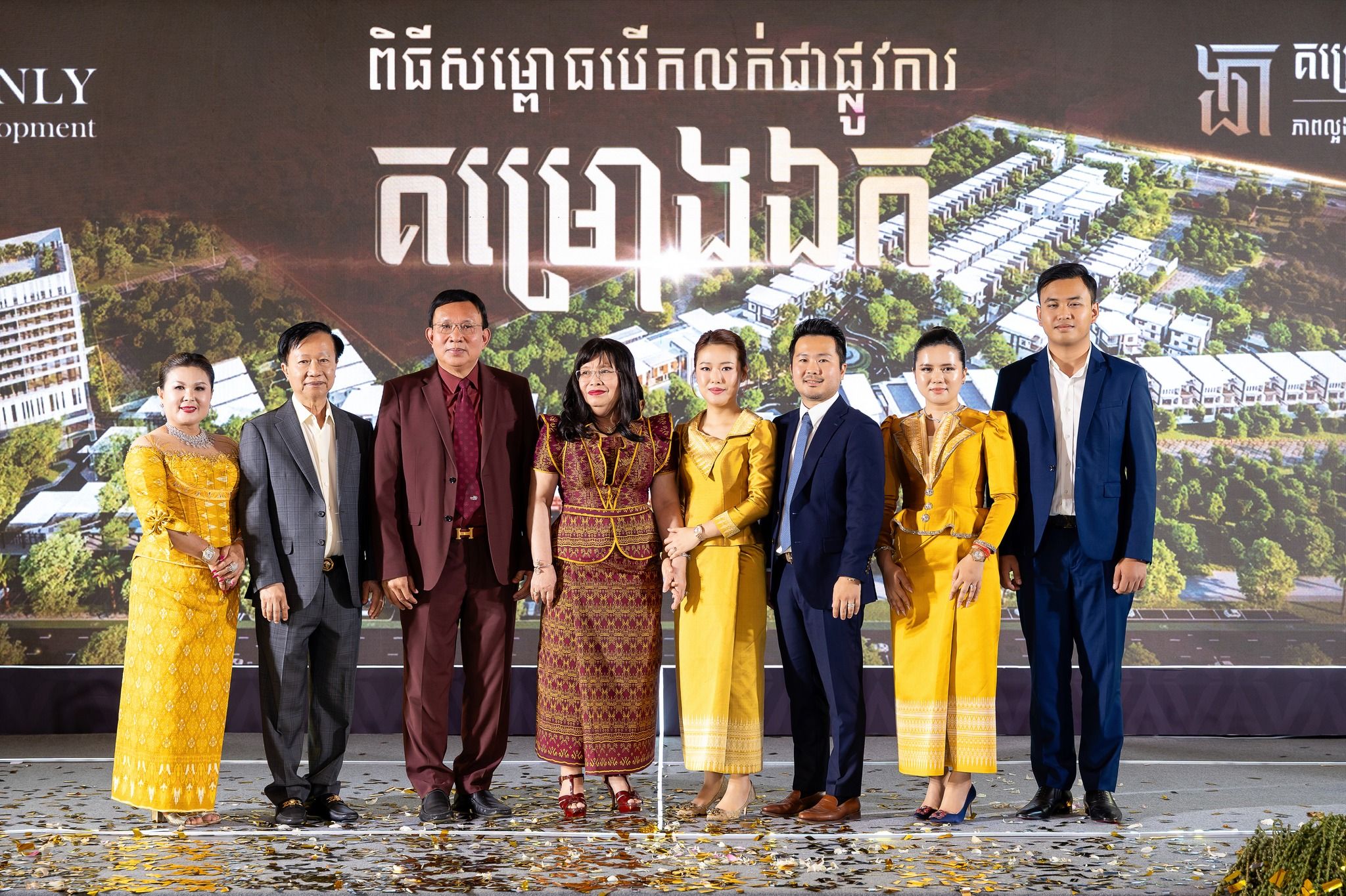 653041153 923992846935432 228746105737885064 N